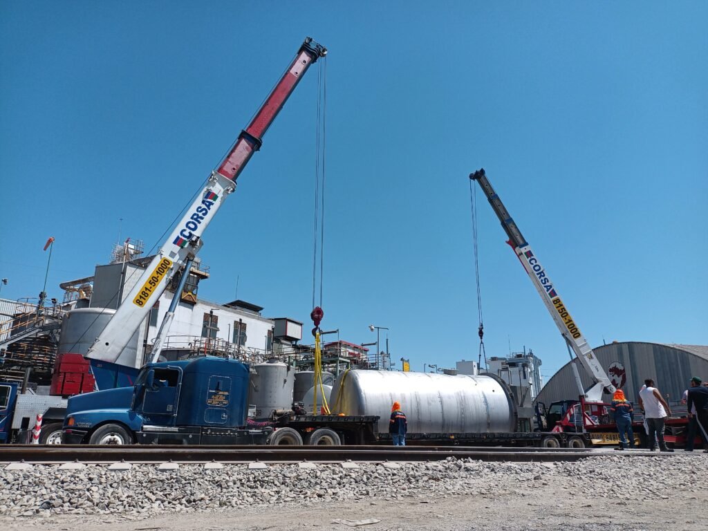 Maniobras de carga para tanque industrial en Mexico