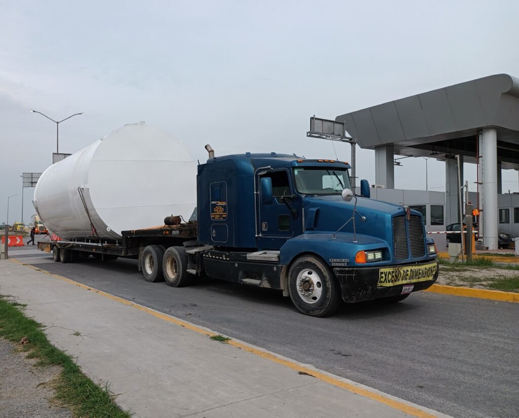 Movimiento de equipo industrial de gran dimensión mediante transporte especializado en Monterrey