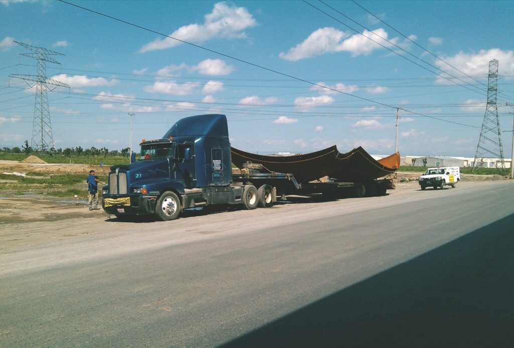 Operación de transporte especializado para carga especial en Monterrey