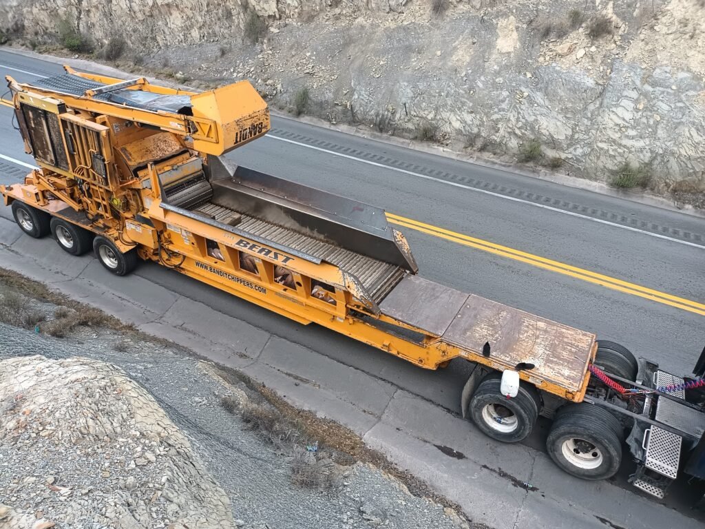 Transporte de carga sobredimensionada en carretera para proyecto industrial en Monterrey