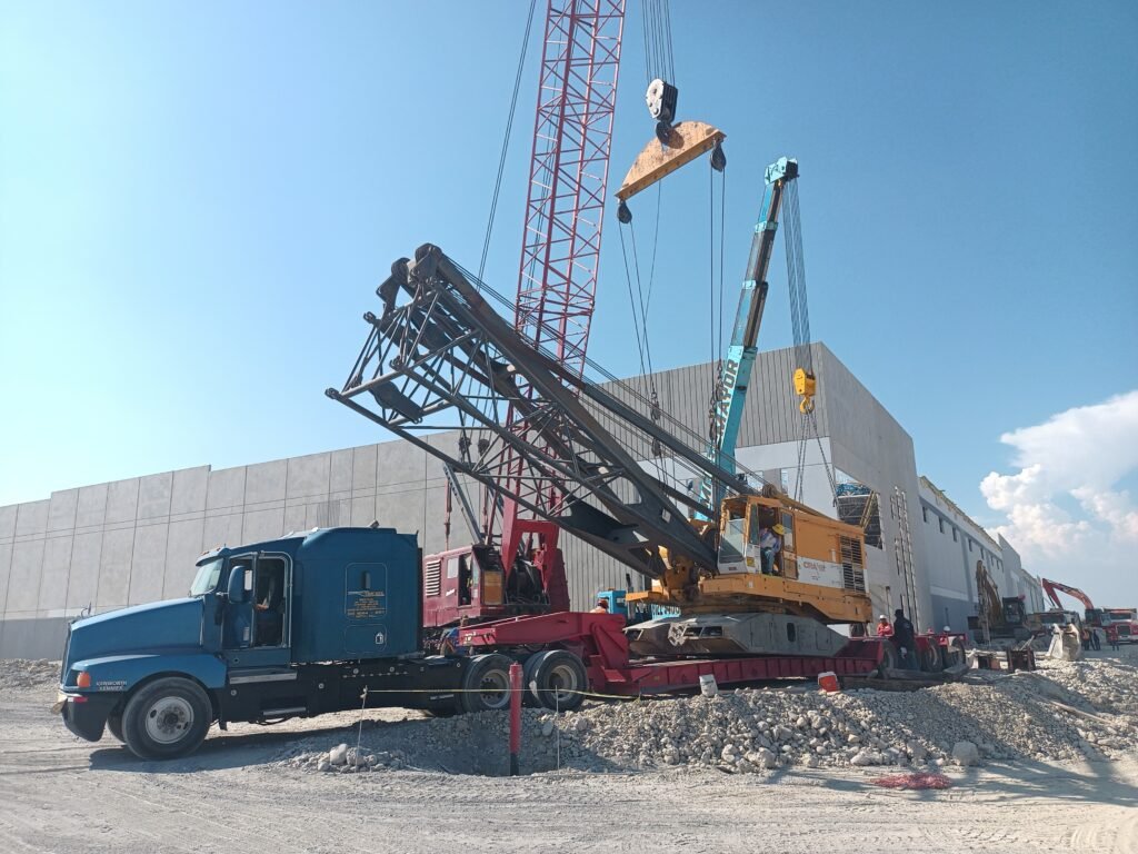Transporte especializado de grúas y montacargas