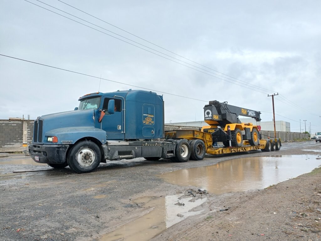 Transporte especializado de maquinaria industrial en Monterrey con plataforma especializada