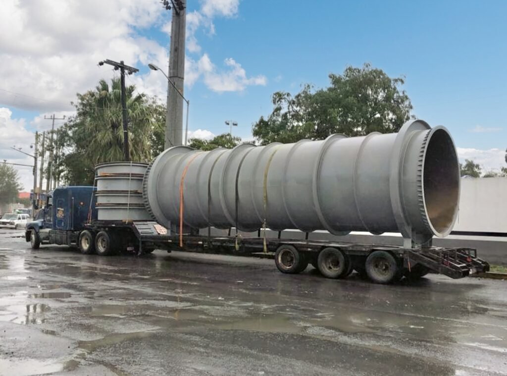 Traslado de equipo industrial en cama baja especializada para carga de gran tamaño