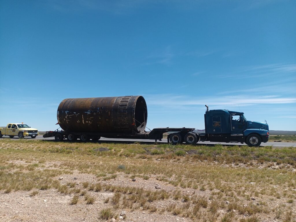 Traslado de tubería industrial en lowboy